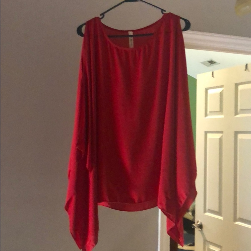Flow arm with open shoulder shirt
